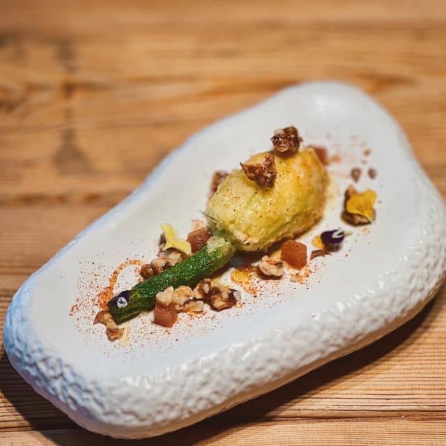 A little bite of summer with a lot of flavours and love for this coming Valentine’s! ❤️ Zucchini flower coated in tempura, stuffed with goat cheese. Drizzled with a beautiful honey glaze and served with bright citrusy quince bits and caramelised walnuts.